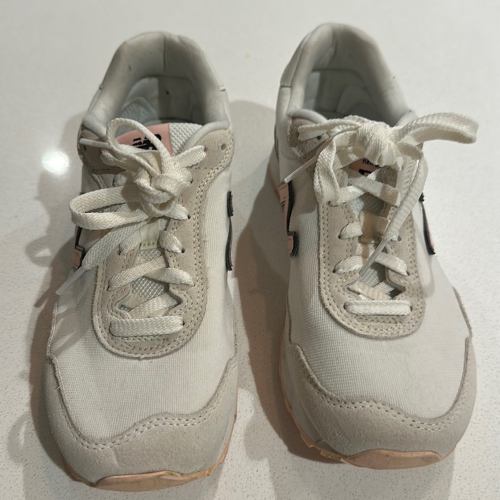 Size 7.5 New Balance 515